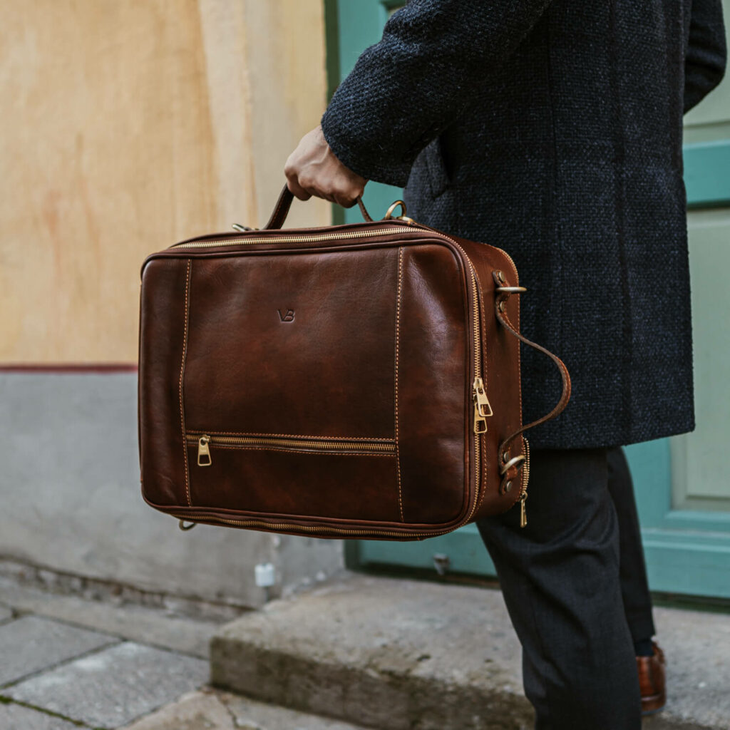 10x nahast seljakott kaamerakott reisikott pruun käes