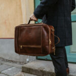 10x nahast seljakott kaamerakott reisikott pruun käes