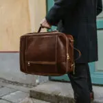 10x nahast seljakott kaamerakott reisikott pruun käes