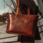 Tote Bag Nahast pruun Käekott lifestyle