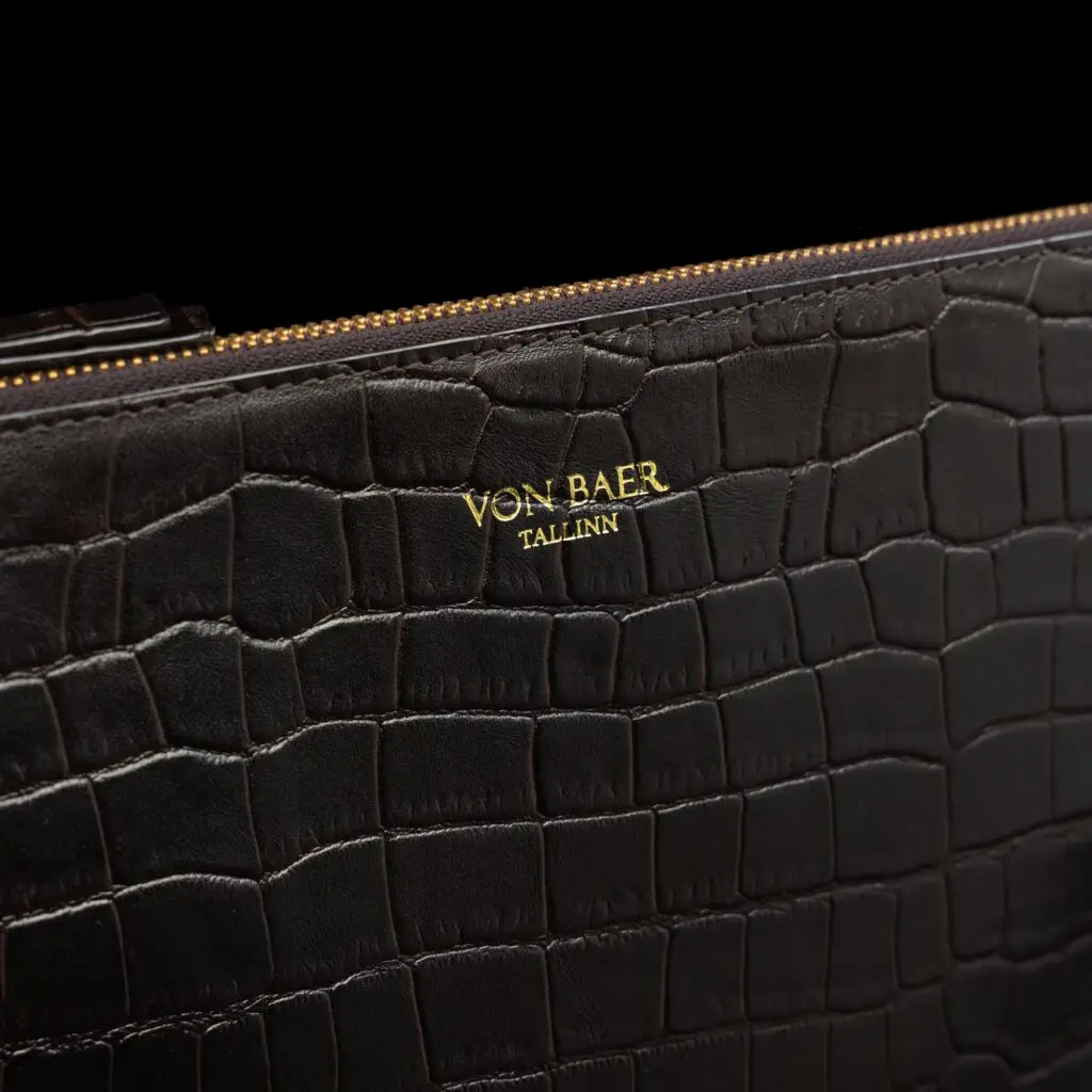 von baer clutch vaike naiste nahast kaekott pruun krokodiili prindiga nahk logo