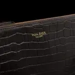von baer clutch vaike naiste nahast kaekott pruun krokodiili prindiga nahk logo