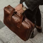 von baer essential luksuslik nahast arvutikott advokaat hoiab käes ärikvartalis eesti disain